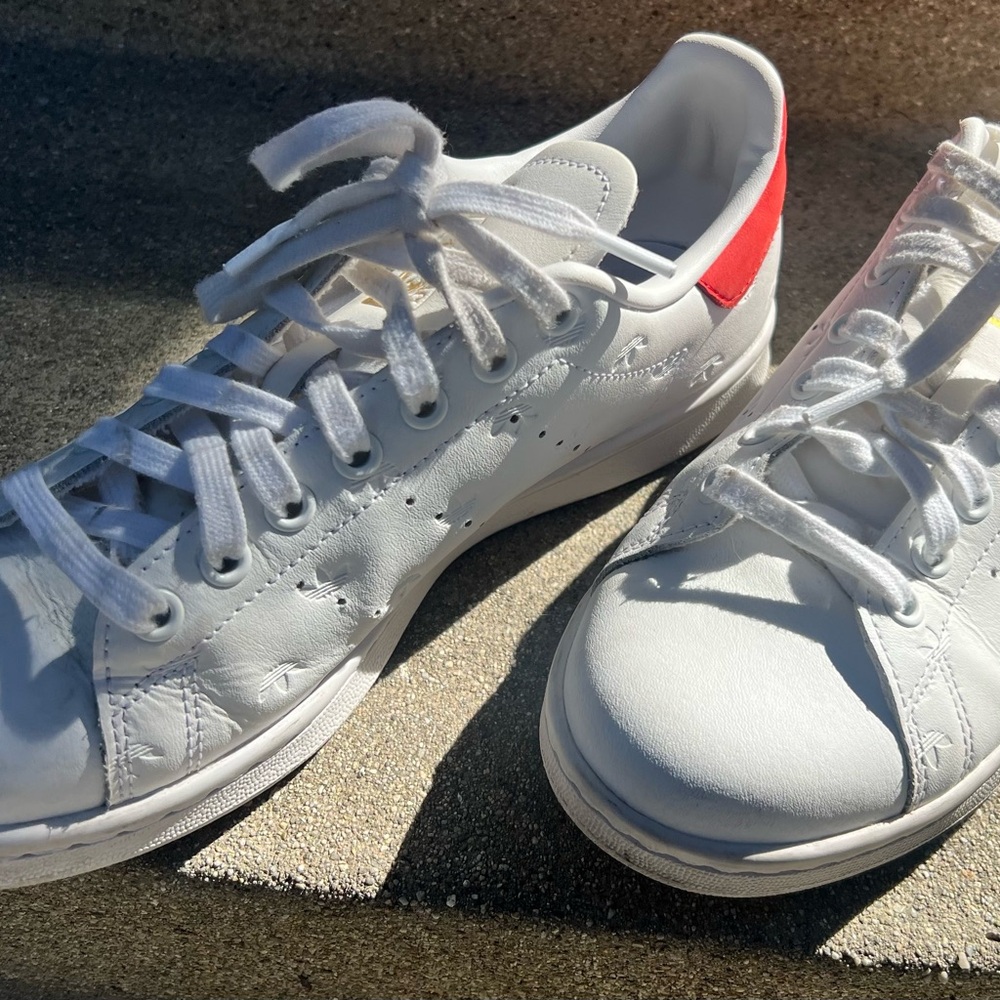 Stan smith Sneakers with Red/gold Accent - Picture 2 of 9